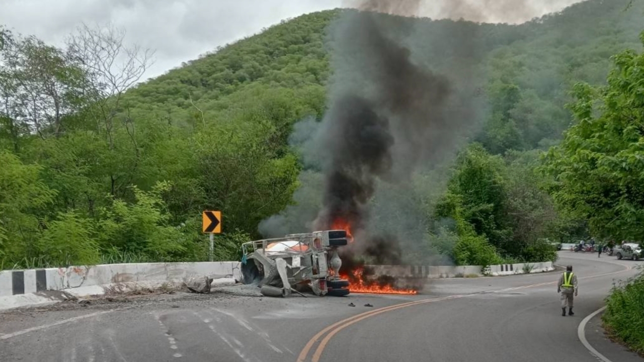 รถโม่ปูนวิ่งลงเขาปากช่อง พลิกคว่ำไฟไหม้ คลอกคนขับสยอง   