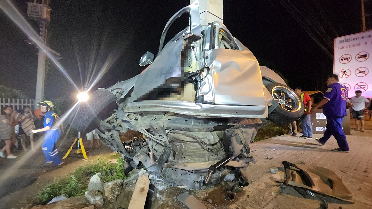 ห้ออัดเสาไฟสยอง เสี่ยร้านอาหารดัง แฟนสาวนั่งคู่ ร่างเละคาซาก