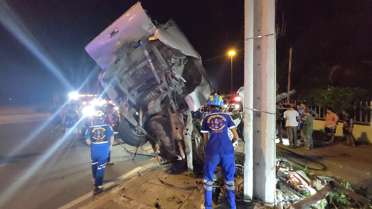 2 ศพ ชนเสาไฟฟ้า ซิ่งแซงแหกโค้ง "หนุ่ม-สาว" ดับคาซากกระบะ 