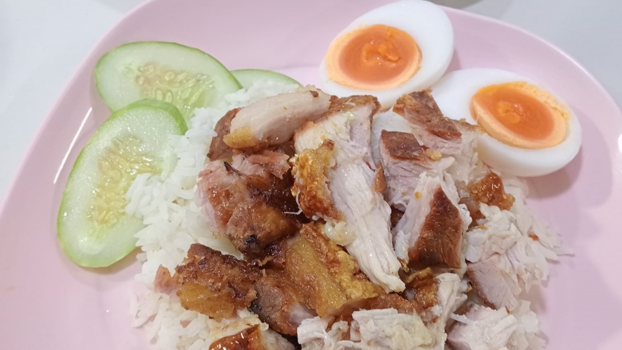 ถกสนั่นดราม่า "ข้าวหมูแดง" หลังลูกค้าโวยร้าน ทำไมได้ "หมูกรอบ" ผสม