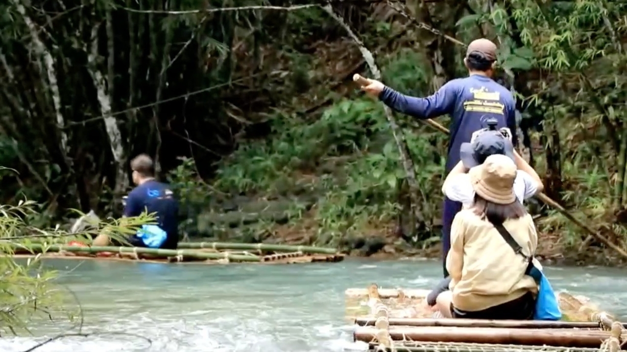 ชวนเที่ยวหน้าฝนพังงา ล่องแพไม้ไผ่วังเคียงคู่ สัมผัสลำธารน้ำใสสะอาดพาสดชื่น