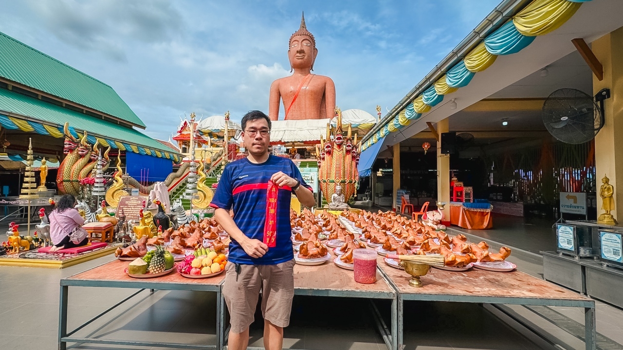 หนุ่มสมปรารถนา พาลูกเมียแก้บน "หลวงพ่อสมหวัง" พร้อมโชว์เลขเด็ดหางประทัด