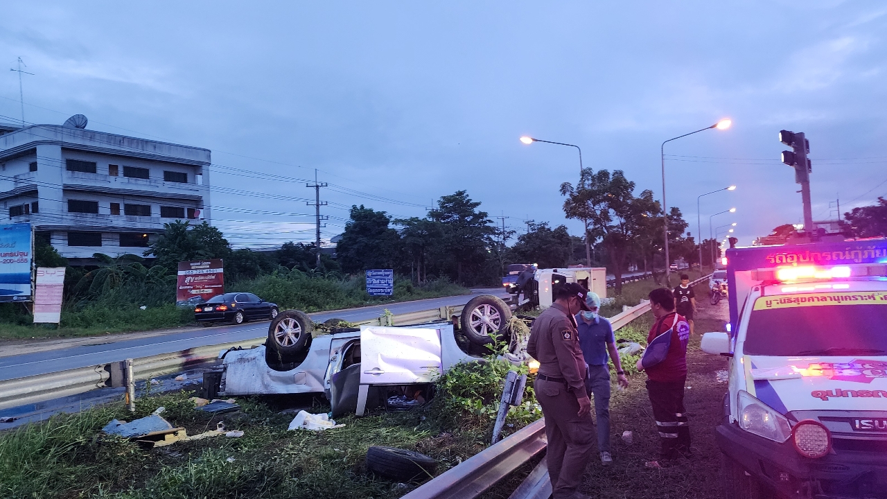 "ตาย 3 เจ็บ 3" กระบะ 2 คัน วิ่งตามกันมา เสียหลักพลิกคว่ำ คาดฝนตกถนนลื่น