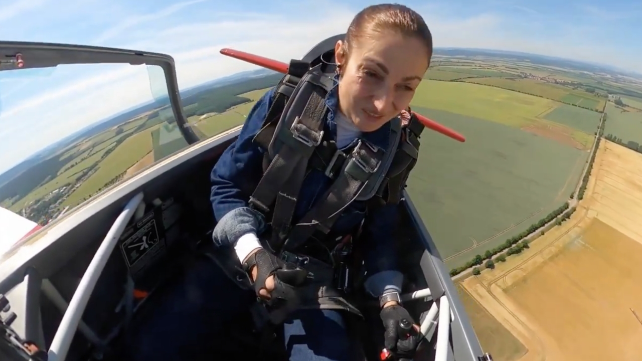 ระทึก นักบินหญิงเฉียดตาย หลังคาเครื่องบินเด้งเปิดกลางอากาศ (คลิป)