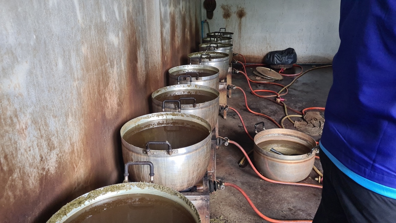 นายอำเภอหาดใหญ่ บุกทลายโรงงานผลิตนํ้าท่อมรายใหญ่ พบสภาพสกปรกรกรุงรัง 