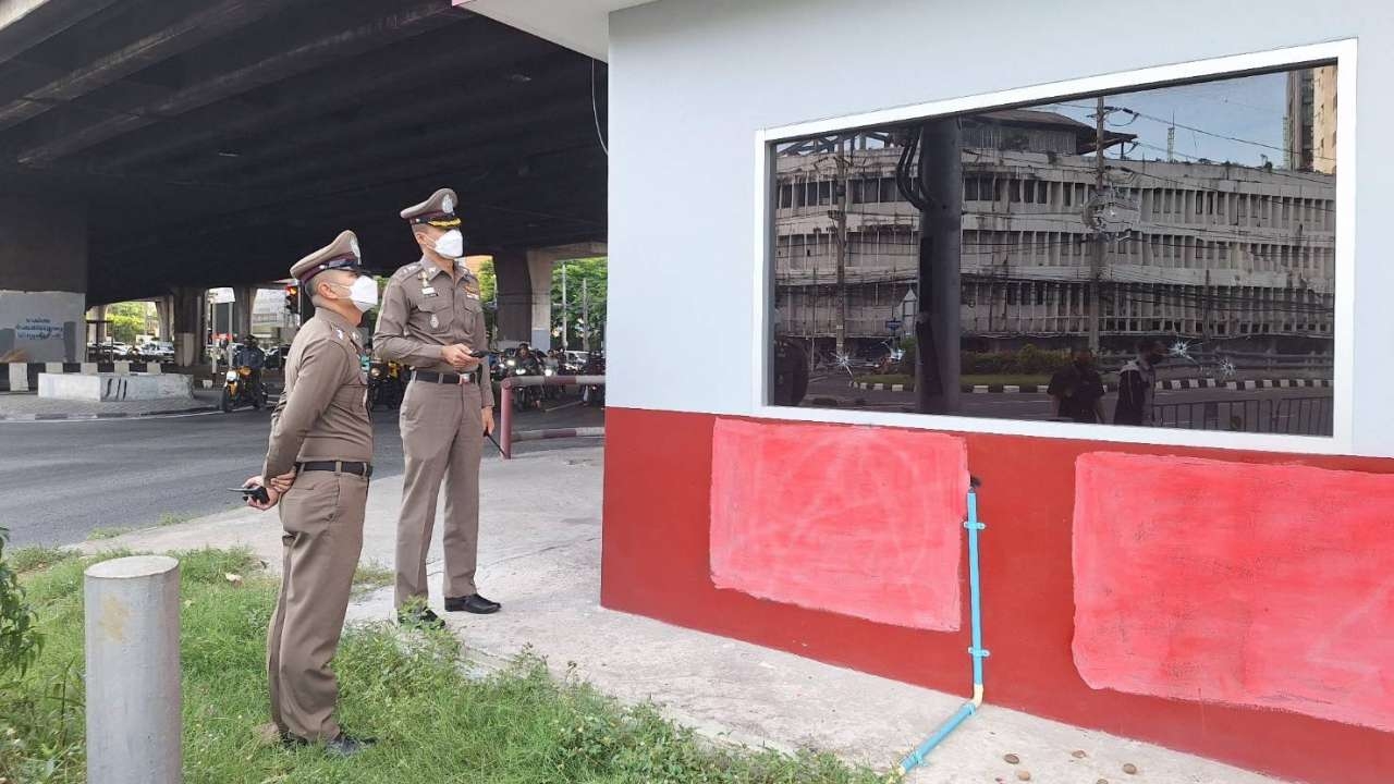 ลูบคมตำรวจ มือดีบุกทุบป้อมจราจรดินแดง-พญาไท กระจกแตกเกลื่อน 4 จุด