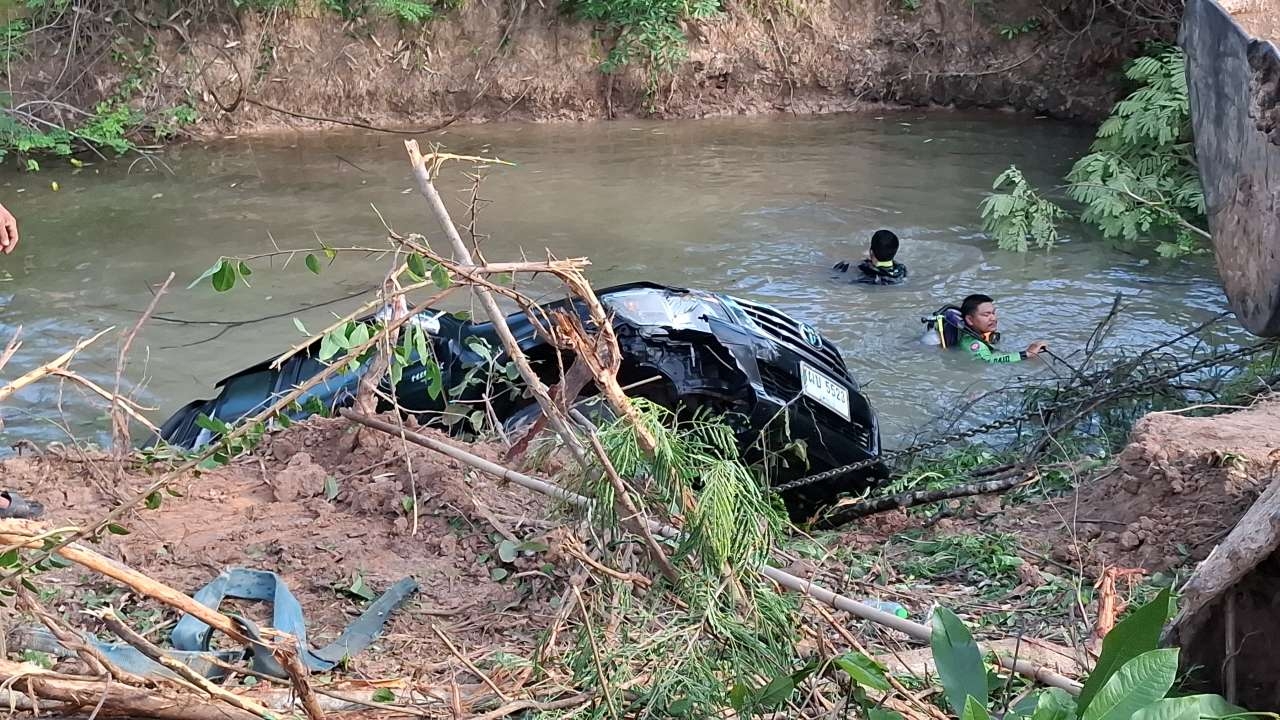 เศร้า ลูกชายตามหาพ่อ 2 วัน ก่อนพบเป็นศพติดในรถ จมสระน้ำริมทาง