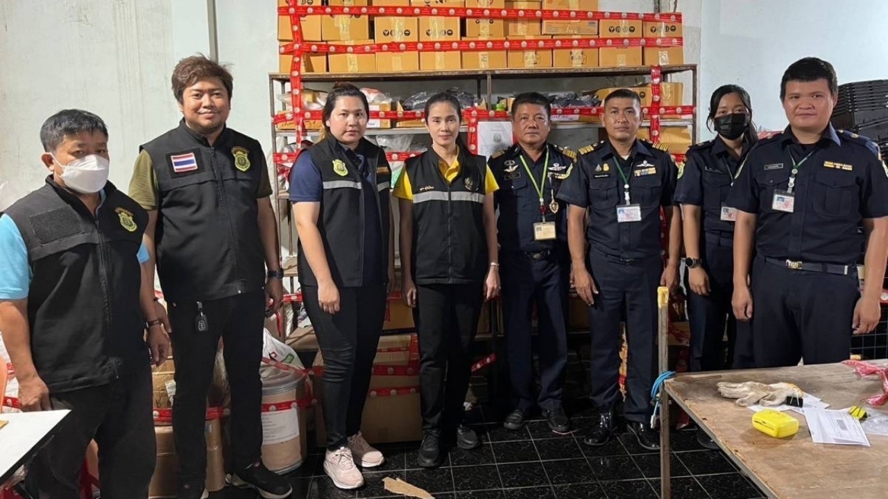 สารวัตรเกษตร สนธิกำลังจับปุ๋ยเคมีที่ไม่ได้ขึ้นทะเบียนที่สุโขทัย มูลค่านับล้านบาท