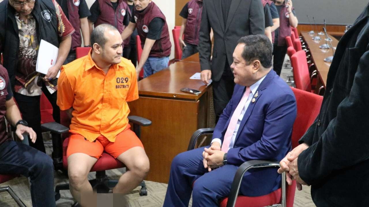 "ทวี" ไฟเขียว "เสี่ยแป้ง" พบ "ทนายเดชา" จ่อให้ DSI สอบใครช่วยหลบหนี