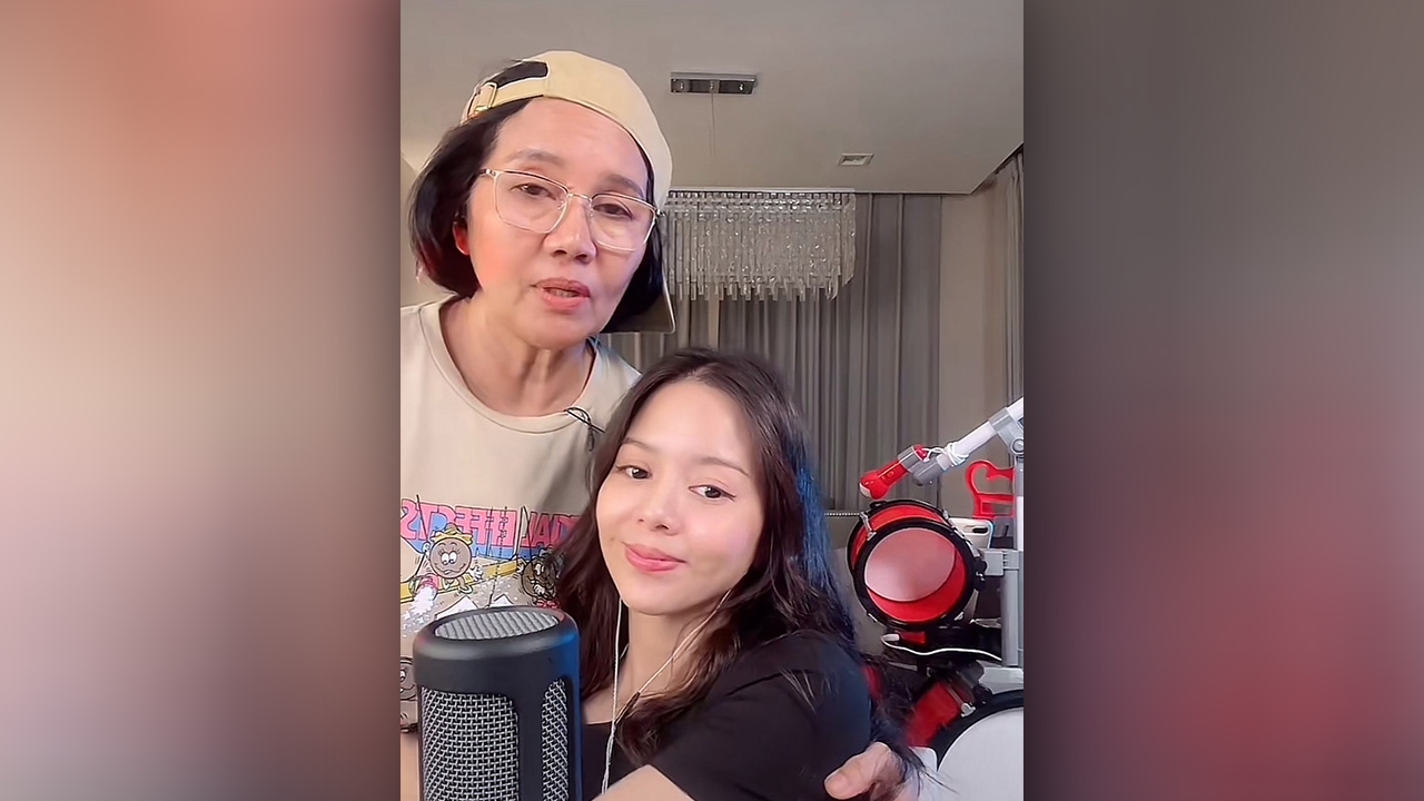 เมย์ จีระนันท์ กอดแม่ร้องไห้ เล่าละเอียดทุกปัญหา ที่ทำให้หนีออกจากบ้าน (คลิป)