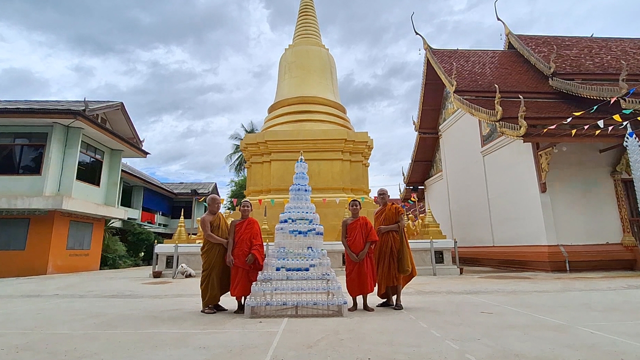 ไอเดียเจ๋ง สามเณรเอาขวดน้ำเหลือทิ้ง จำลองพระธาตุสองเงาได้สวยงาม