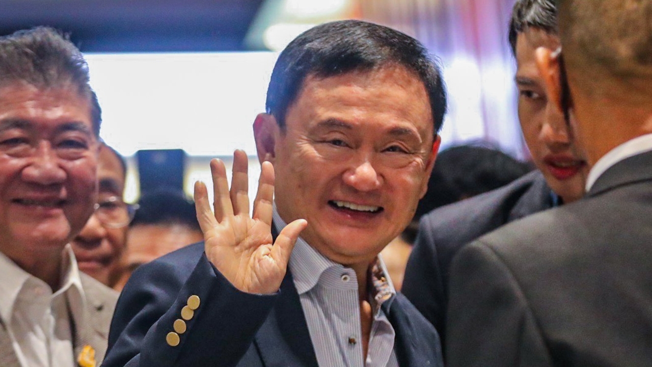 ศาลอาญา ยึดพาสปอร์ต “ทักษิณ” ห้ามออกนอกประเทศ ล่าสุดเดินทางออกจากศาลแล้ว