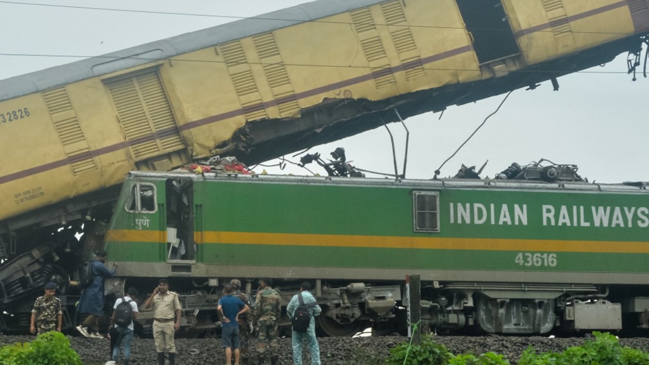 รถไฟบรรทุกสินค้าอินเดีย ชนรถไฟโดยสารก่อนตกรางทั้งสองขบวน ดับอย่างน้อย 8 ศพ