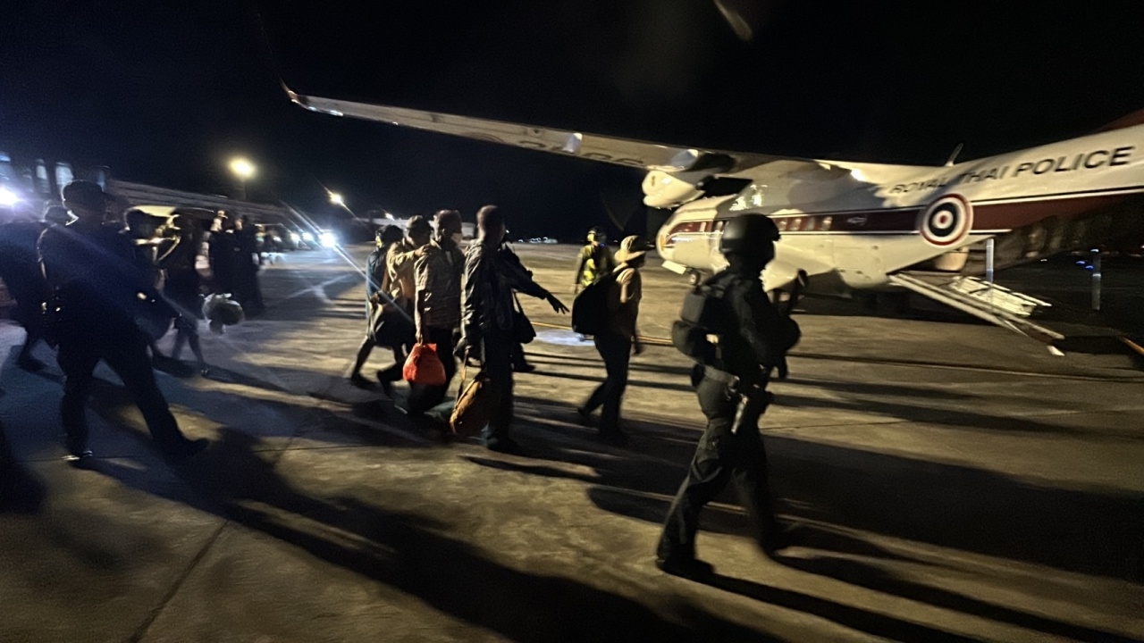 บิ๊กเต่า คุมตัว 8 ลูกเรือน้ำมันเถื่อน ขึ้นเครื่องกลับเมืองกรุง เค้นสอบต่อตลอดคืน