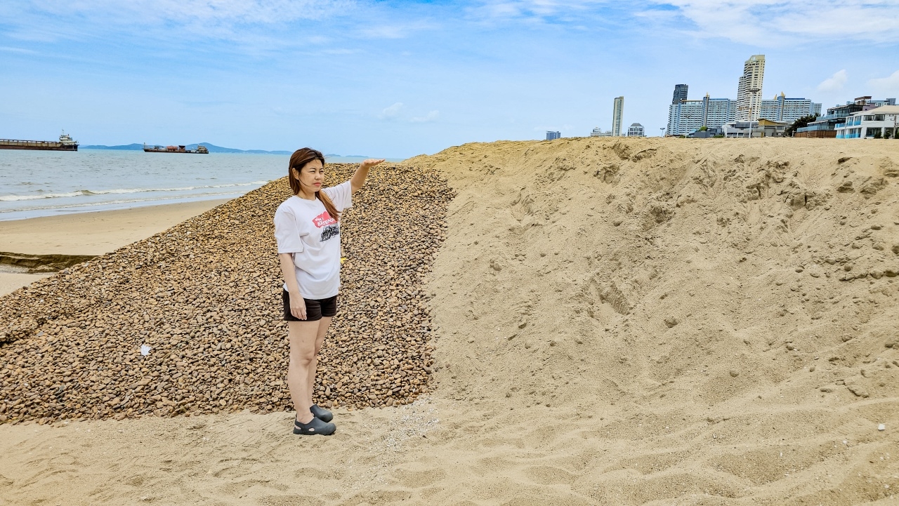 ติดป้ายเตือน หาดนาจอมเทียนเขตอันตราย "ทะเลกลืนกินทราย" 
