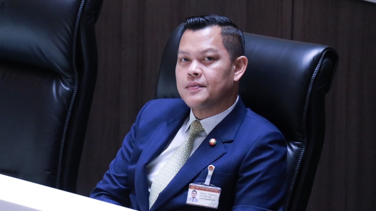 “ธนกร” ชม “สุทิน” แจงชัดเจน เข้าใจงานทหาร เย้ย “วิโรจน์” มีสีสันแต่ไม่สร้างสรรค์