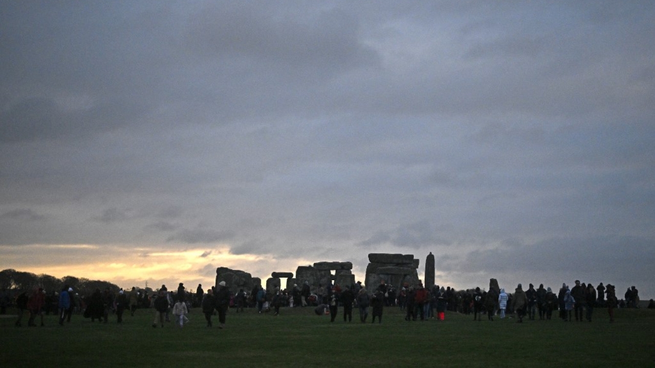 ชาวอังกฤษและนักท่องเที่ยว รวมตัวสโตนเฮนจ์รับวัน "ครีษมายัน"