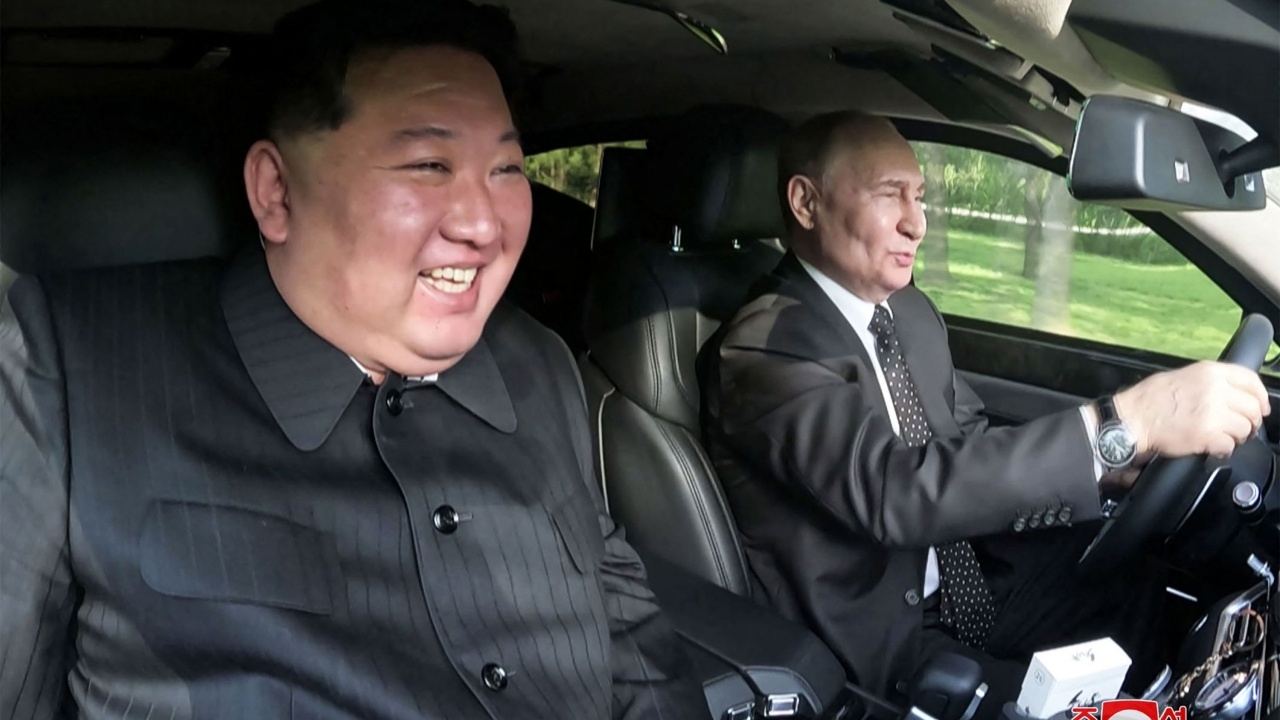 ชื่นมื่น ปูตินขับรถลีมูซีน ‘ออรุส’ ให้คิม จอง อึนนั่ง หลังมอบเป็นของขวัญ