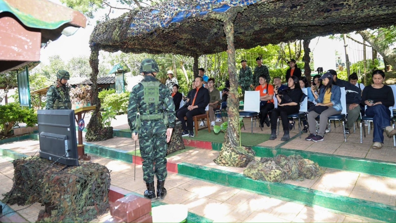 กร.ทหาร นำสื่อขึ้นดอยดูฐานปฏิบัติการบ้านนอแล ก่อนชมศูนย์ปิโตรเลียมภาคเหนือ