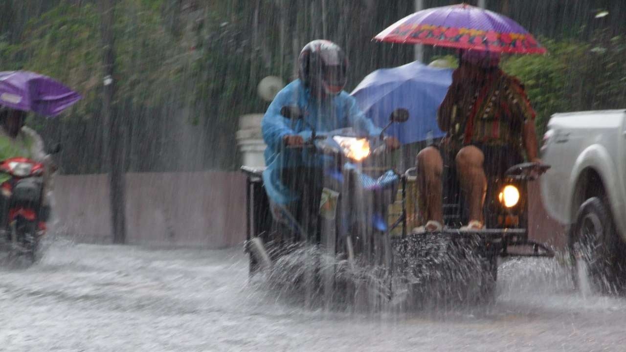 สภาพอากาศวันนี้ ฝนตกทั่วไทย ถล่มหนัก 46 จว. กทม.ชุ่มฉ่ำต่อเนื่อง