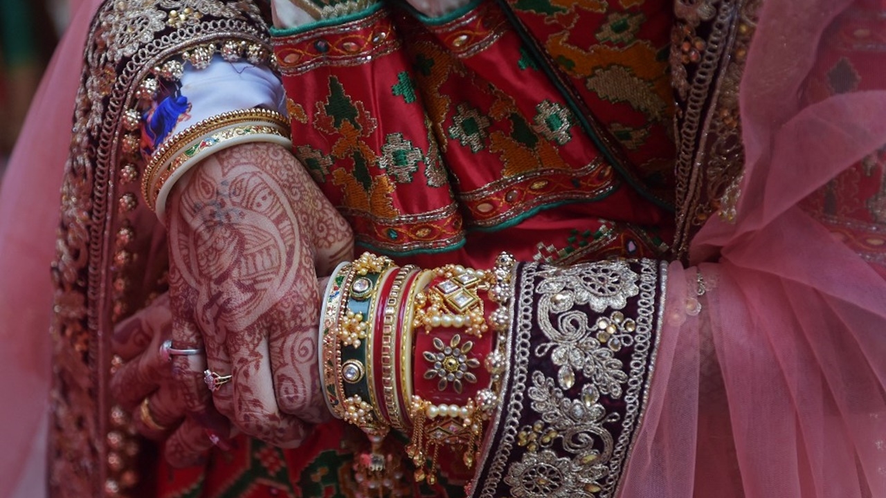 หมอสาวอินเดียแค้น แฟนหนุ่มเบี้ยวงานแต่ง ควงมีดตัดเจ้าโลกคาบ้าน