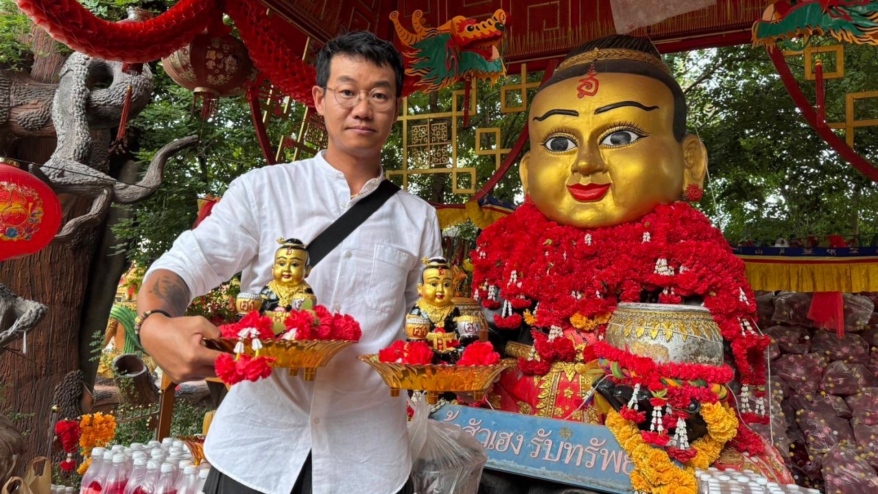 หนุ่มจีนถวายน้ำแดง 2 พันขวด ขอพร "กุมารทองเจ้าสัวเฮง" พร้อมส่องเลขเด็ดลุ้นโชค