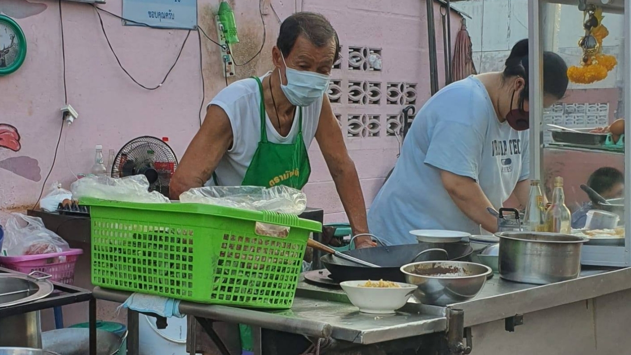 พิกัดโดนใจ "ร้านลุงทู กะเพรา 10 บาท" ยืนหยัดไม่ปรับขึ้นราคา แม้ต้นทุนสูง