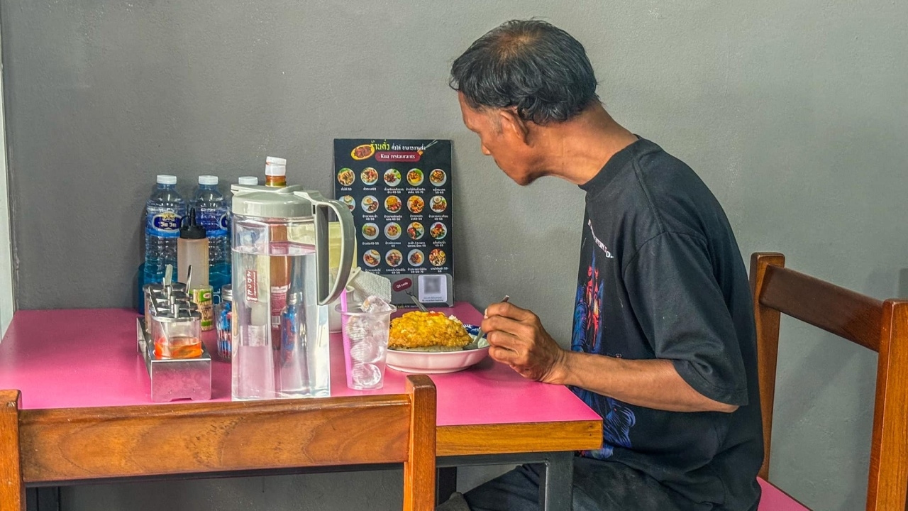 ซึ้งใจ หนุ่มขอเลี้ยงข้าว "คนไร้บ้าน" ที่เคยปั่นสามล้อส่งไปเรียน ตอนเป็นเด็ก