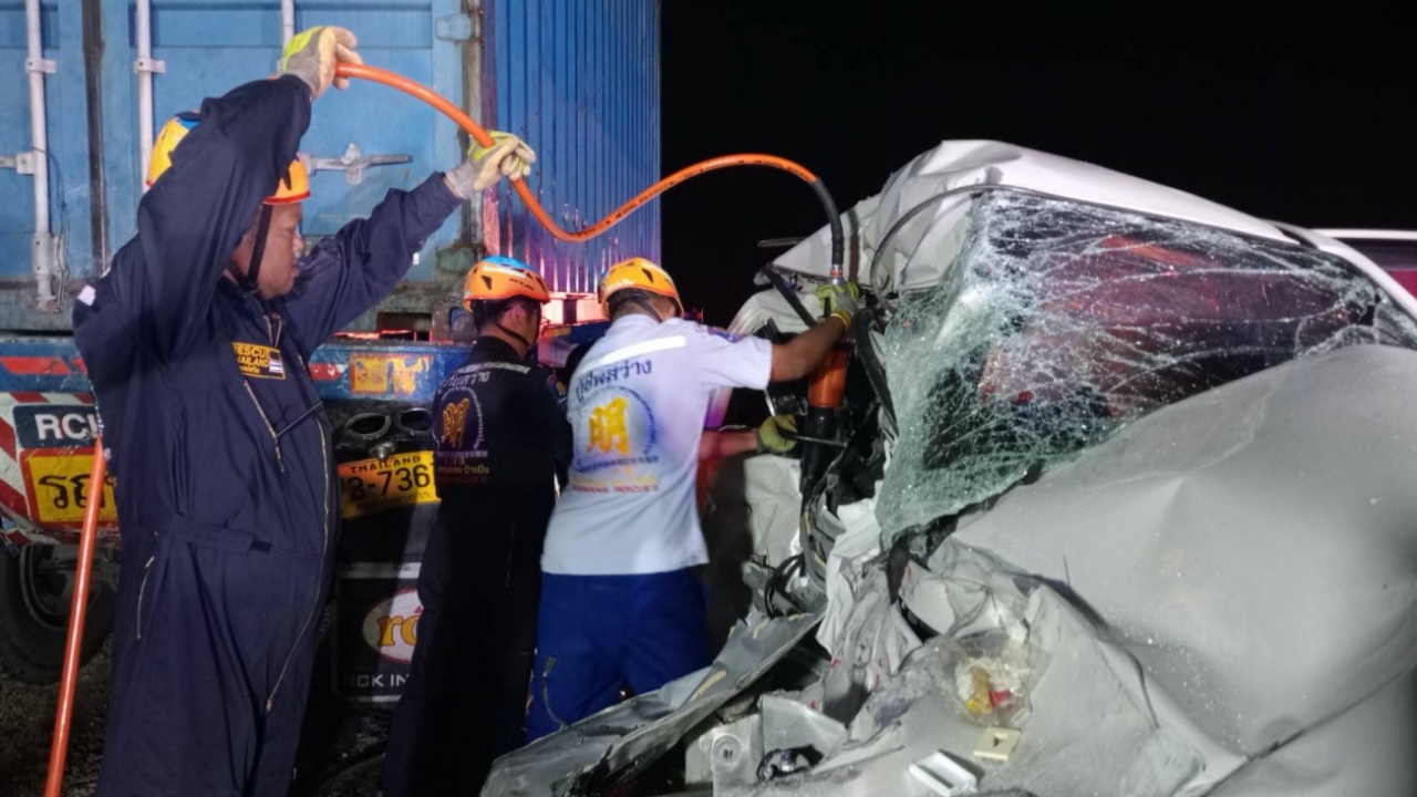 ปิกอัพมา 3 เสียหลักหมุนฟาดลูกพ่วงปลดไว้ริมถนน ดับ 2 สาหัส 1