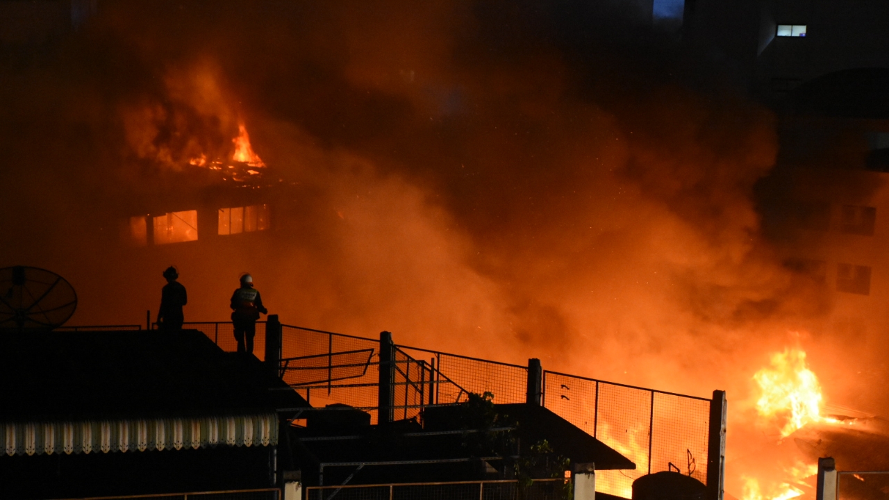 ไฟไหม้ชุมชนตรอกโพธิ์ เยาวราช ลามโรงแรม ล่าสุดควบคุมเพลิงได้แล้ว