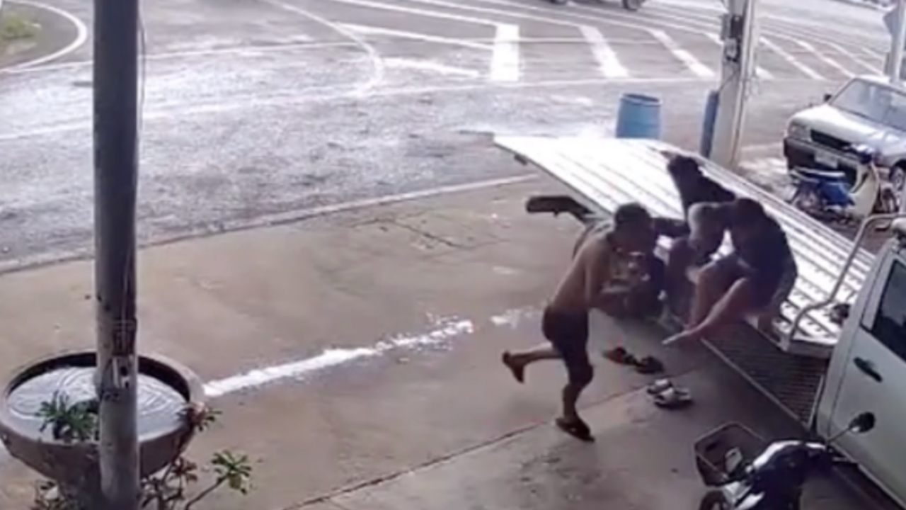 คิดว่าระเบิด ช่างพากันวิ่งหนีกระเจิง หลังฟ้าผ่าดังสนั่น โดนแซวสงสัยสาบานไว้เยอะ