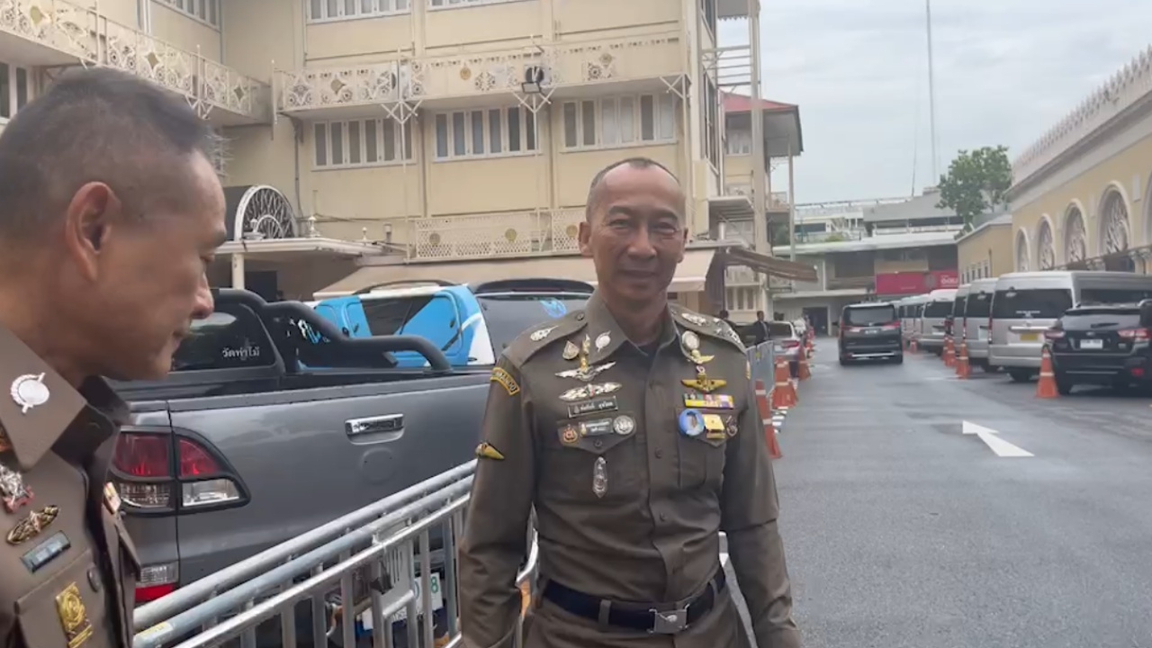 พี่ไม่ทราบ "บิ๊กต่อ" ยิ้มปัดตอบ โจ๊ก ฟ้องนายกฯ ปมเสนอชื่อ นั่ง ผบ.ตร. 