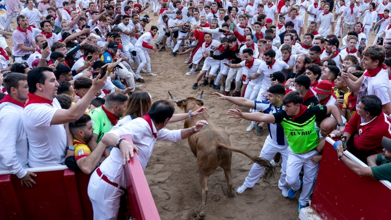 เปิดงาน วิ่งวัวกระทิงที่สเปน วันแรก หามส่งรพ. 6 ราย
