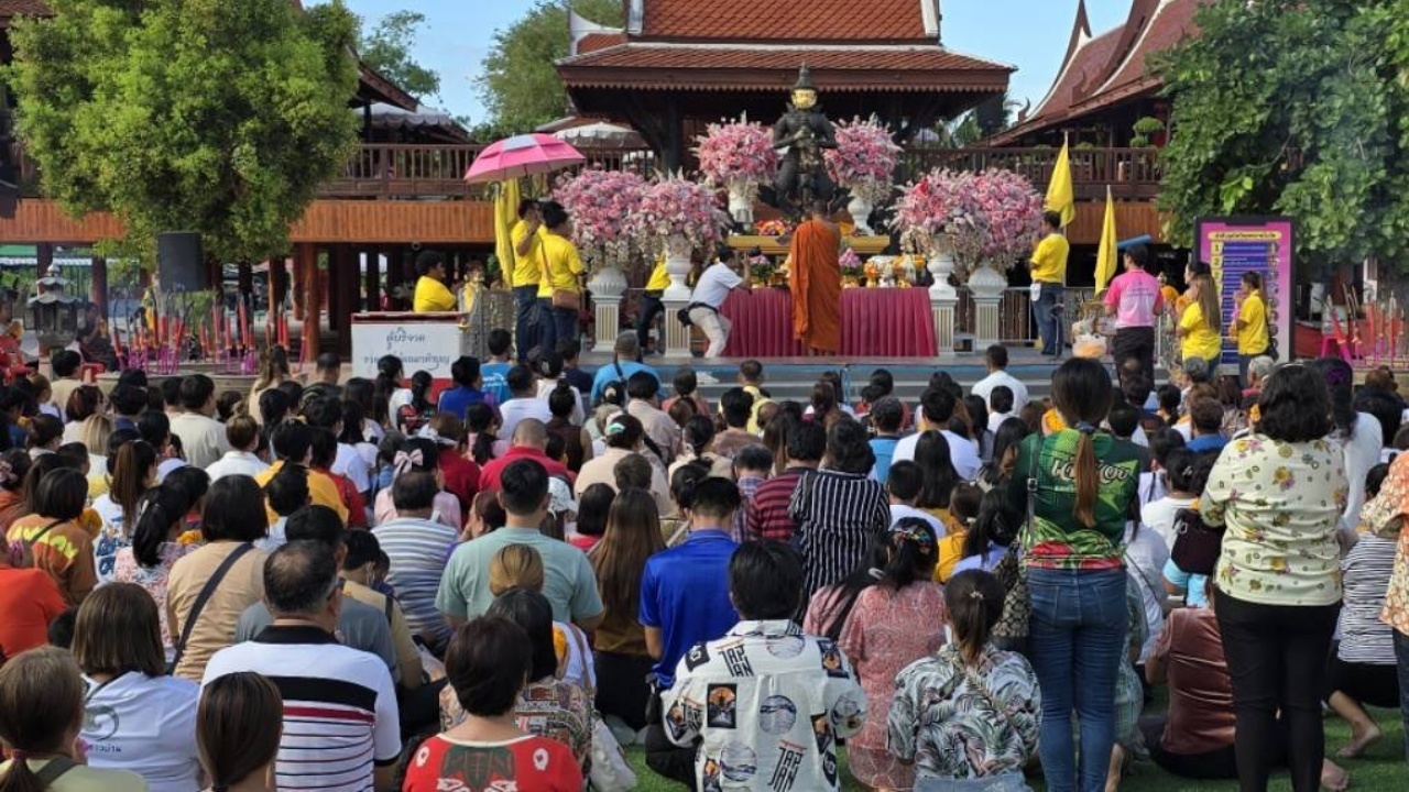 ชาวบ้านร่วมพิธีขอพร "ท้าวเวสสุวรรณ" หน้าทองคำ แถมได้ "เลขเด็ด" กลับไปลุ้นโชค