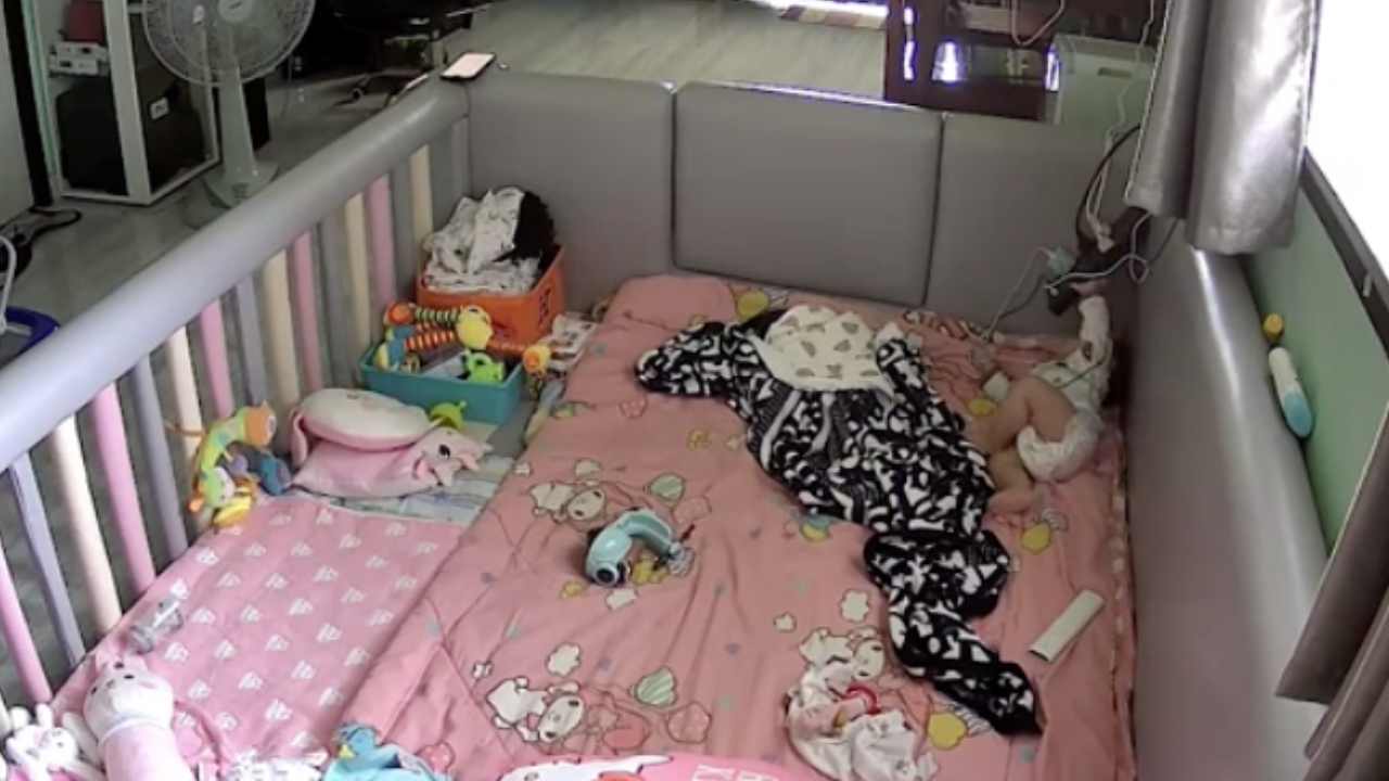 เตือนภัย "ลูกเล็ก" ดึงสายชาร์จโทรศัพท์เล่น จนปลั๊กไฟร่วง แม่รีบช่วยจนโดนไฟดูด