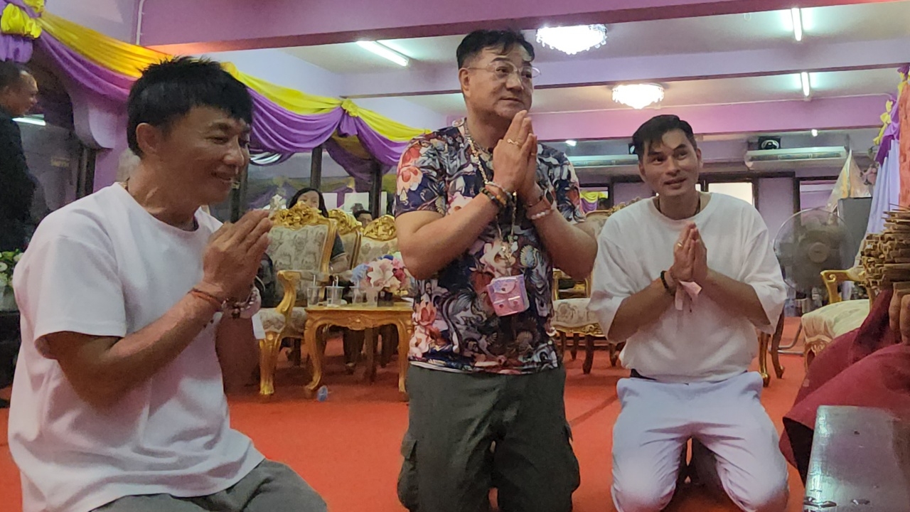 อดีตนักแสดงดังชาวฮ่องกง มาทำบุญวัดดัง คอหวยไม่พลาดส่อง "เลขเด็ด" ไปลุ้นโชค