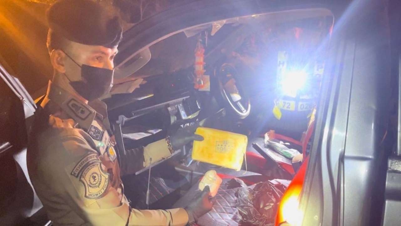 ตร.ทล. ตั้งด่านจับ อดีต ส.ต.ท.รับจ้างขนยาบ้า อึ้งเพิ่งพ้นโทษมาทำผิดซ้ำ