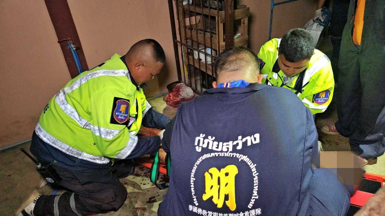 พี่ชายเมาป่วนทำร้าย น้องชายสุดทนคว้ามีดแทงร่างพรุน 11 แผล สาหัส