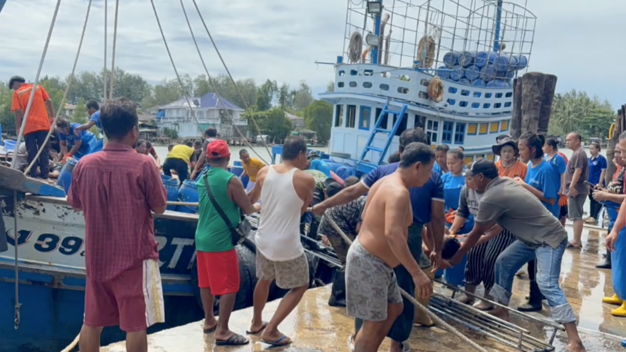 ลูกเรือลงตักปลาเป็ด สูดแก๊สไข่เน่าหมดสติ 11 คน สาหัส 4  