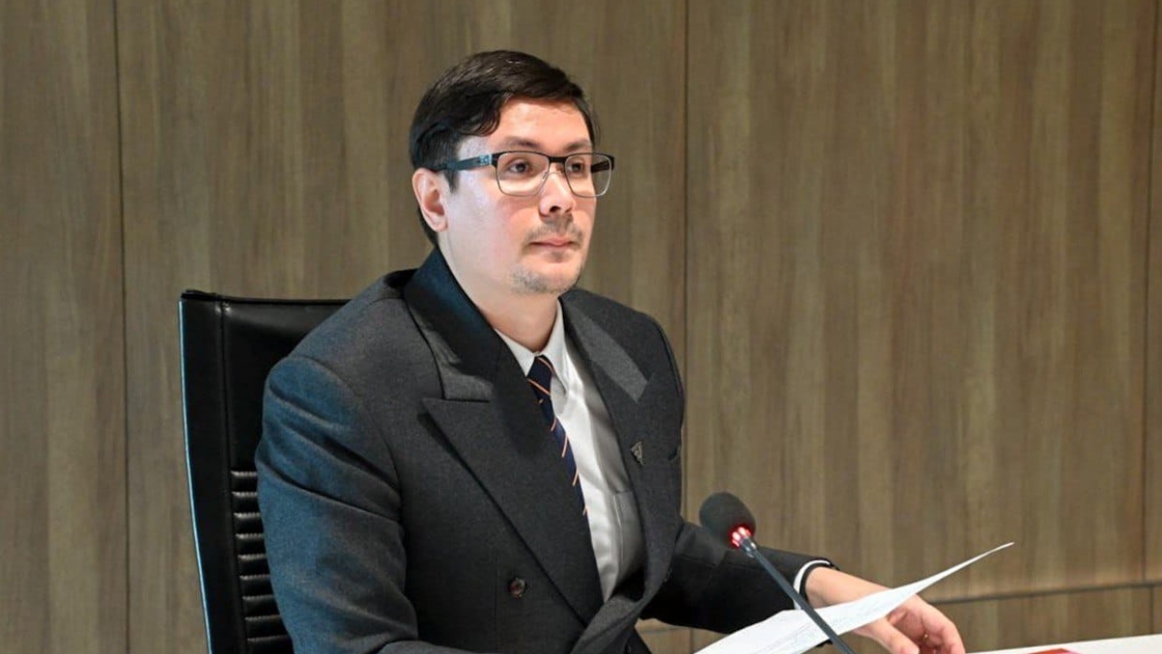 “โรม” ถาม “เศรษฐา” เรียกใช้ “วิษณุ” มาเป็นเนติบริกร เพราะไม่ไว้ใจมือกฎหมายเพื่อไทย