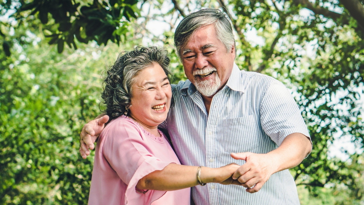 รัฐบาล แนะ ผู้สูงอายุ เดินอย่างน้อยวันละ 5,000 ก้าว ป้องกันการหกล้มในอนาคต