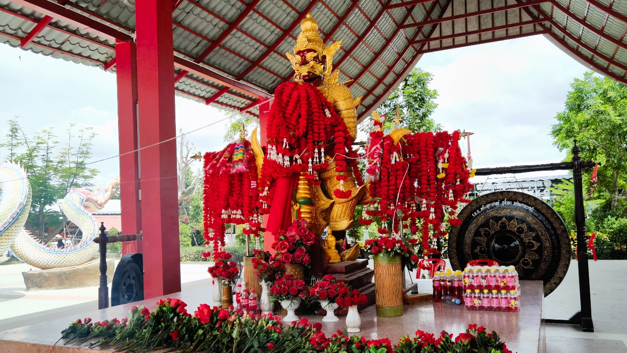 หลั่งไหลตามศรัทธา คอหวยส่อง "เลขเด็ด" ธูปมงคล ณ ธรรมอุทยาน หลวงปู่ศิลา สิริจันโท