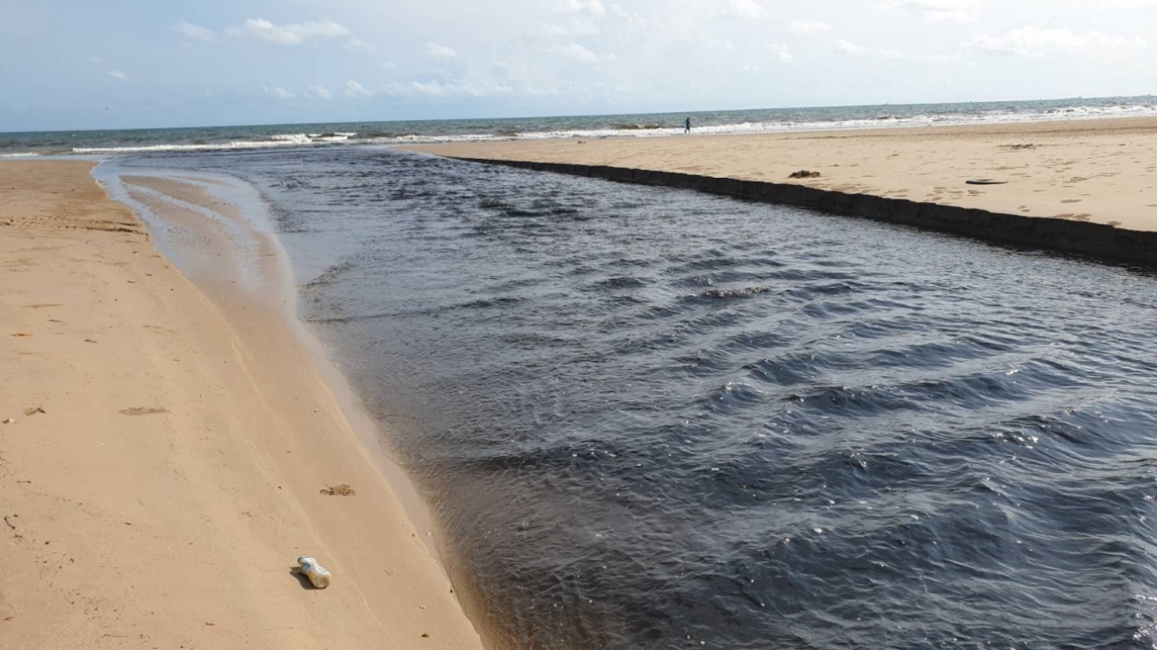 น้ำสีดำทะลักลงทะเล หาดแม่รำพึง ชาวบ้านบอกมีทุกปี 