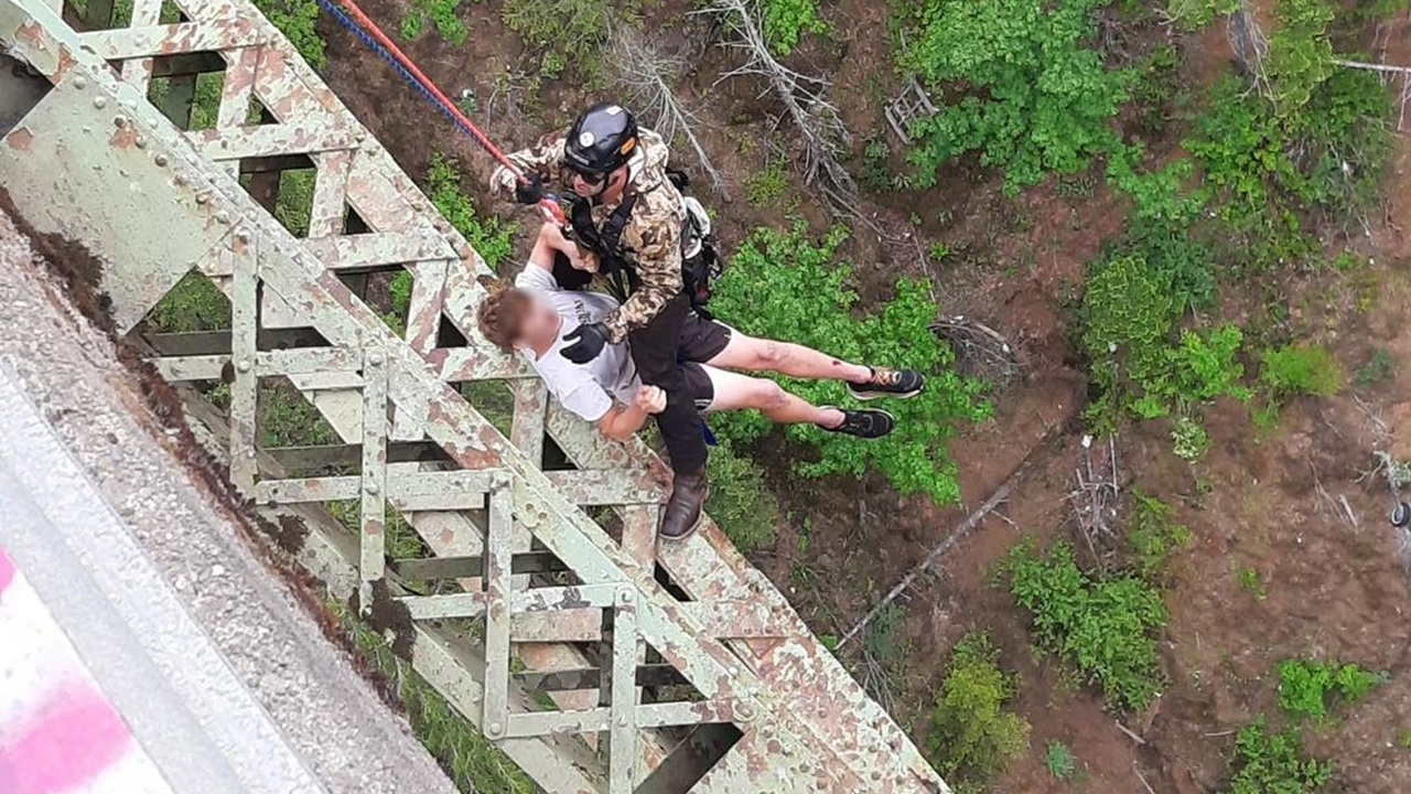 หนุ่มสหรัฐฯ วัย 19 ปี ดวงแข็ง ตกหุบเขาลึก 120 ม. แต่รอดตายปาฏิหาริย์