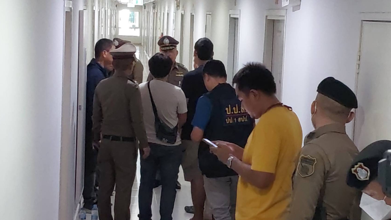 "ล่อซื้อไอซ์" ดวลปืนสนั่นคาคอนโดฯ คนร้ายเหิมรัวกระสุน ตร.ยิงสวน 2 นัดดับ