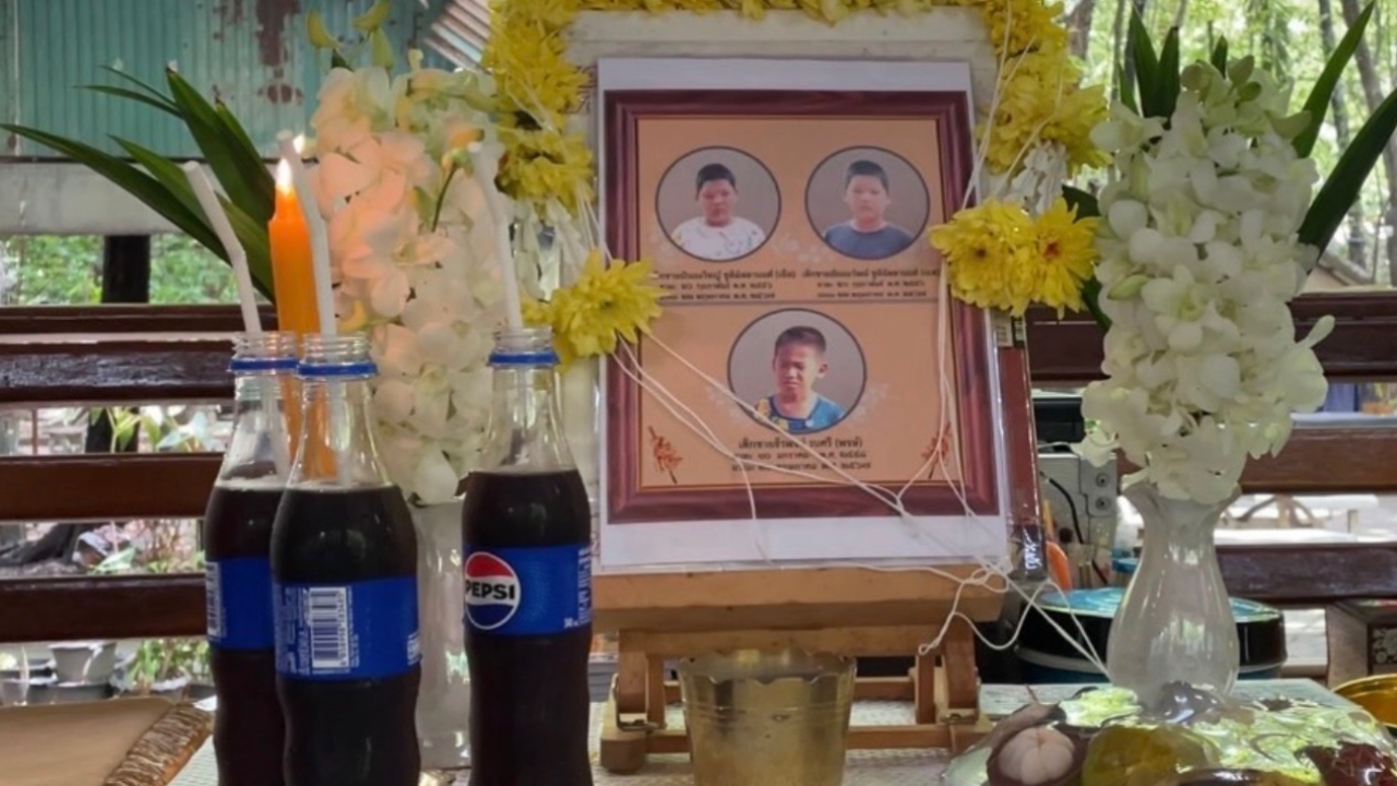 พระพยอมทำบุญ 7 วัน ให้ 3 เด็กแฝดกำพร้า รื้อทิ้งซากกุฏิไฟไหม้