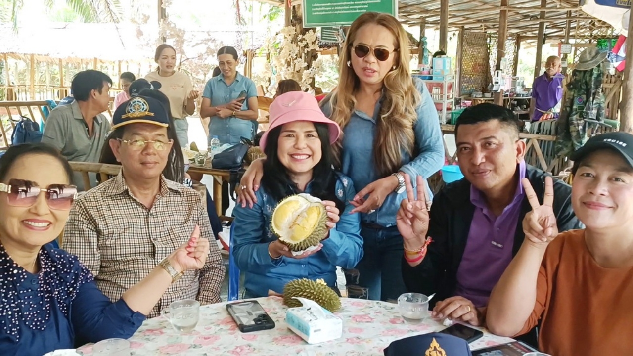 นักท่องเที่ยวแห่กินทุเรียนสาลิกาถึงสวนที่ อ.กะปง ททท.พังงา แจกคูปองช่วย 100 บาท