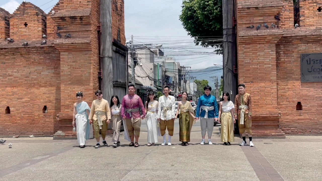 ชาวต่างชาติแต่งชุดไทย ถ่ายรูปทั่วเมืองเชียงใหม่ รับฤดูท่องเที่ยวกรีนซีซั่น