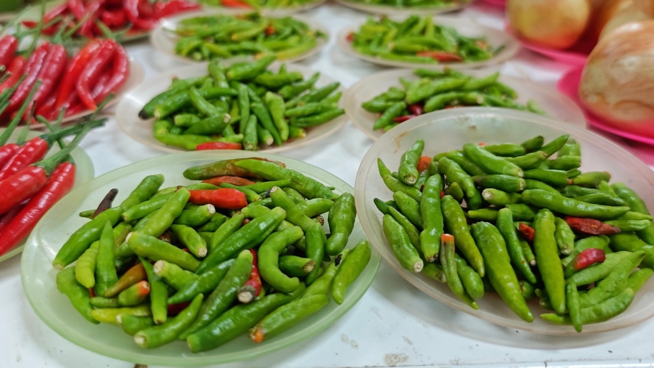 พริกขี้หนูเชียงใหม่ไม่แพงมาก กก.ละ 180 แต่มะเขือเทศราคาพุ่ง ขายถุงละ 400 บาท