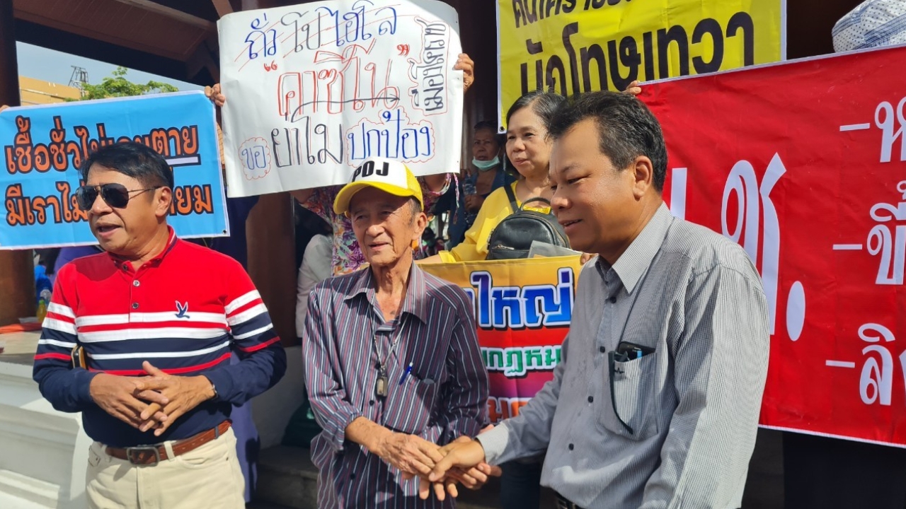 กลุ่ม คปท.-กปปส. หวิดปะทะ คนเสื้อแดงโคราช แห่รอรับ “ทักษิณ” ลานย่าโม